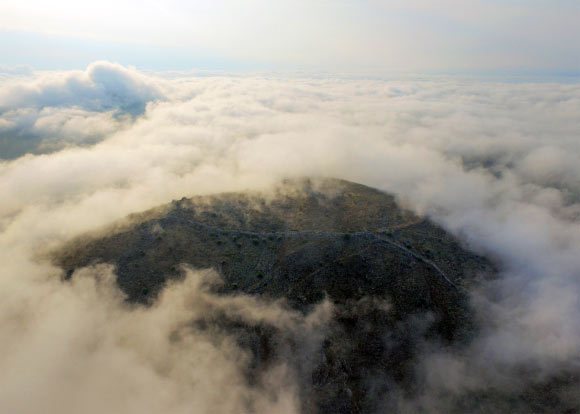 The city’s acropolis is barely visible during a cloudy day on the Thessalian plains. Image credit: Swedish Institute at Athens / Ephorate of Antiquities of Karditsa / Hellenic Ministry of Culture and Sports.