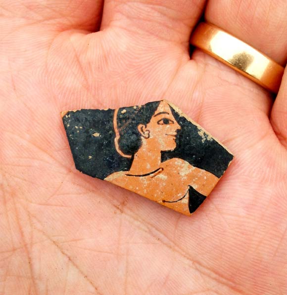 Fragment of red-figure pottery from the late 6th century BC, probably by Attic painter Paseas. Image credit: Swedish Institute at Athens / Ephorate of Antiquities of Karditsa / Hellenic Ministry of Culture and Sports.