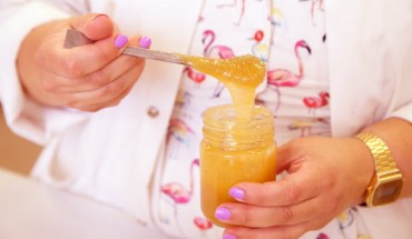 A researcher with manuka honey in the lab. Image credit: Vanessa Valenzuela Davie.