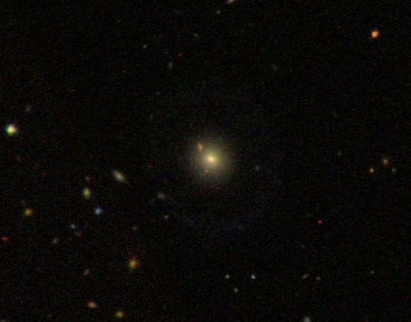 PGC 1000714 (center). Image credit: Centre de Données astronomiques de Strasbourg / SIMBAD / SDSS 9.