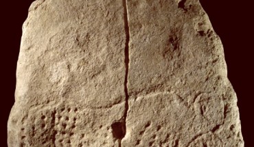 Limestone block engraved with an aurochs. Image credit: P. Jugie, Musée National de Préhistoire Collections.