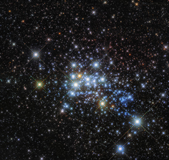 This image, taken with Hubble’s Wide Field Camera 3, shows the super star cluster Westerlund 1. Image credit: NASA / ESA / Hubble.