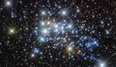 This image, taken with Hubble’s Wide Field Camera 3, shows the super star cluster Westerlund 1. Image credit: NASA / ESA / Hubble.