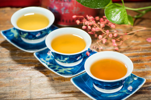 Feng et al found that regular tea consumption is associated with lower risk of neurocognitive disorders among Chinese elderly. Image credit: Deaphen.