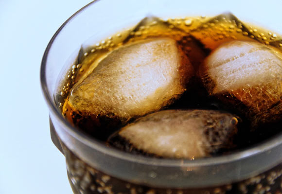 According to Pase et al, regular consumption of sodas, fruit juices and artificially sweetened sodas affects the brain. Image credit: Bruno Glaetsch.