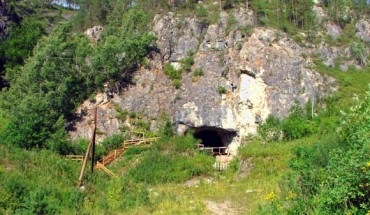 Denisova Cave in the Altai Mountains of southern Siberia. Image credit: Alex Demin / CC BY-SA 4.0.