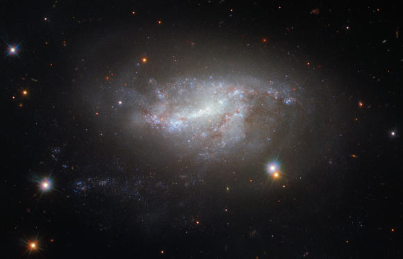 This image snapped by Hubble’s WFC3 camera shows the spiral galaxy NGC 5917, which lies in the constellation Libra, about 87 million light-years away. Image credit: NASA / ESA / Hubble.