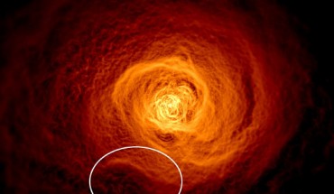 This X-ray image of the hot gas in the Perseus Cluster was made from 16 days of Chandra observations. An oval highlights the location of an enormous wave found to be rolling through the gas. Image credit: NASA’s Goddard Space Flight Center / Stephen Walker et al.