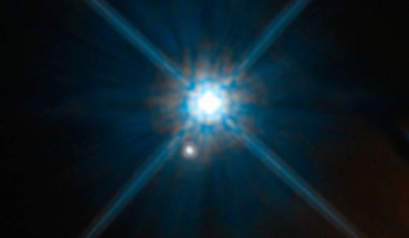 The white dwarf star Stein 2051B (center) is 17 light-years away and the background star is 5,000 light-years away. Image credit: NASA / ESA / K. Sahu, STScI.