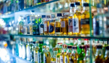 Even moderate drinking is linked to pathological changes in the brain. Image credit: Howerla.