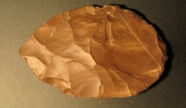 A suspected speartip made from material sourced more than 60 miles (100 km) east of Pod Hradem Cave. Image credit: Miroslav Kralik.