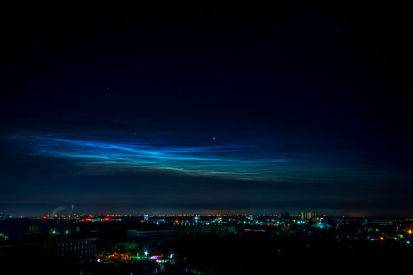 Noctilucent clouds over Orlando. Image credit: Space Exploration Technologies Corporation.