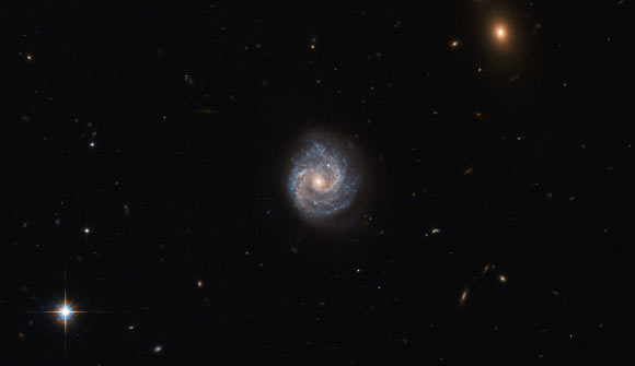 This image shows the galaxy 2XMM J143450.5+033843, which lies in the constellation Virgo, some 400 million light-years away. Image credit: NASA / ESA / Hubble.