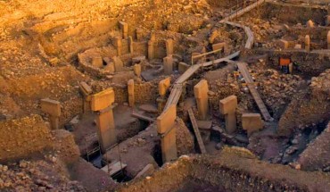 Monumental round-oval buildings with their characteristic T-shaped monolithic pillars at Göbekli Tepe, Turkey. Image credit: Nico Becker, Göbekli Tepe Archive, German Archaeological Institute.