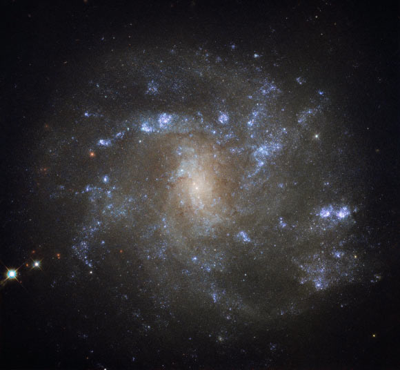 This image shows the barred spiral galaxy NGC 2500, which lies in the northern constellation of Lynx, about 32 million light-years away. Image credit: NASA / ESA / Hubble.