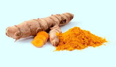 Curcumin is a major constituent of turmeric (Curcuma longa), the main spice in the Indian dish curry. Image credit: Simon A. Eugster / CC BY-SA 3.0.