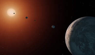 This illustration shows what the TRAPPIST-1 planetary system might look like from a vantage point near TRAPPIST-1f (at right). Image credit: NASA / JPL-Caltech.