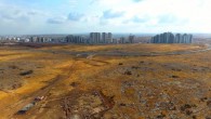 Aerial view of the excavation area, with Rosh Ha-Ayin in the background. Image credit: Yitzhak Marmelstein.