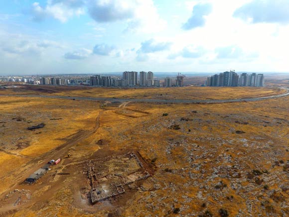 Aerial view of the excavation area, with Rosh Ha-Ayin in the background. Image credit: Yitzhak Marmelstein.