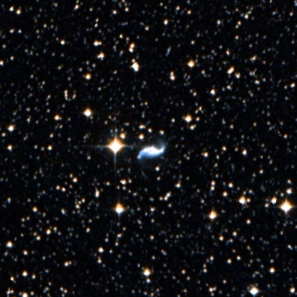 The spiral-shaped galaxy ESO 336-G009 (center). Image credit: Digital Sky Survey.