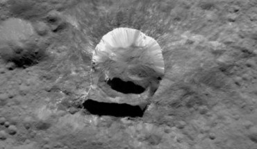 Oxo Crater is the second-brightest feature on Ceres. Only Occator’s central area is brighter. Oxo lies near the 0 degree meridian that defines the edge of many Ceres maps, making this small feature easy to overlook. NASA’s Dawn spacecraft took this image in its low-altitude mapping orbit, at a distance of 385 km from the surface of Ceres. Image credit: NASA / JPL-Caltech / UCLA / MPS / DLR / IDA / PSI.