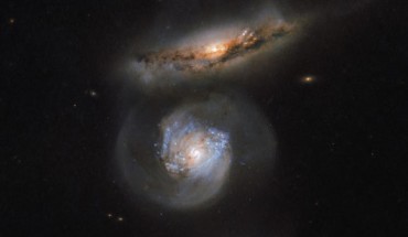 The two galaxies shown here, imaged by Hubble, are named NGC 5765A (the upper, red-tinted one) and NGC 5765B (the lower, blue-tinted one). Image credit: NASA / ESA / Hubble.