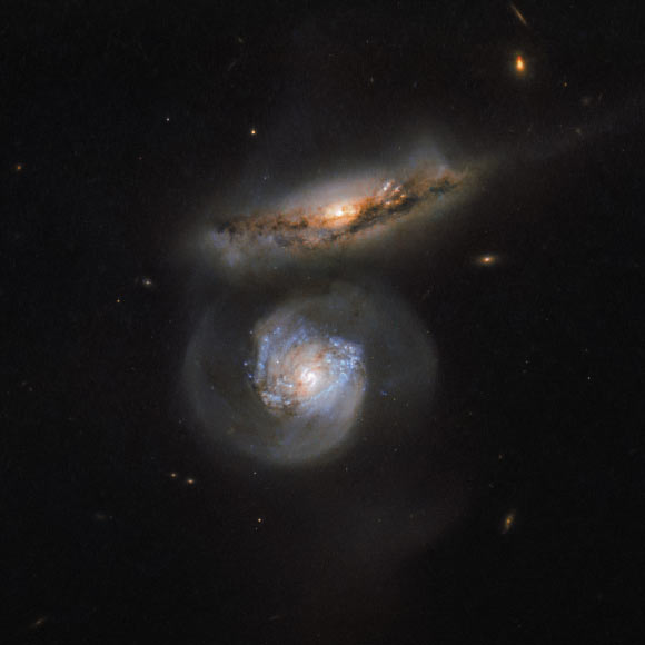 The two galaxies shown here, imaged by Hubble, are named NGC 5765A (the upper, red-tinted one) and NGC 5765B (the lower, blue-tinted one). Image credit: NASA / ESA / Hubble.