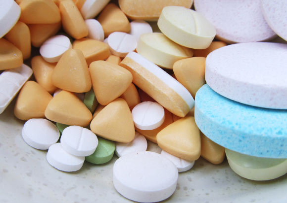 Among patients with stable atherosclerotic vascular disease, those assigned to rivaroxaban (2.5 mg twice daily) plus aspirin had better cardiovascular outcomes and more major bleeding events than those assigned to aspirin alone. Image credit: Val-gb.