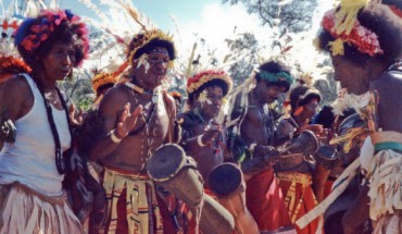 Papua New Guinea was likely a stepping stone for human migration from Asia to Australia. Bergstroem et al performed genome-wide single-nucleotide polymorphism genotyping on 381 individuals from 85 language groups in Papua New Guinea and found a sharp divide originating 10,000 to 20,000 years ago between lowland and highland groups and a lack of non-New Guinean admixture in the latter. This photo shows drummers and dancers from each village on the beach of Port Moresby, the capital and largest city of Papua New Guinea. Image credit: Steve Jurvetson / CC BY 2.0.