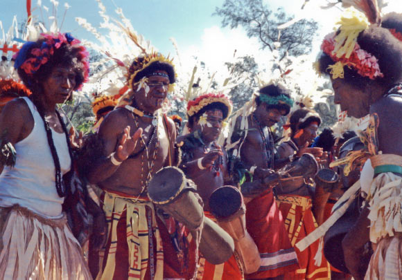 Papua New Guinea was likely a stepping stone for human migration from Asia to Australia. Bergstroem et al performed genome-wide single-nucleotide polymorphism genotyping on 381 individuals from 85 language groups in Papua New Guinea and found a sharp divide originating 10,000 to 20,000 years ago between lowland and highland groups and a lack of non-New Guinean admixture in the latter. This photo shows drummers and dancers from each village on the beach of Port Moresby, the capital and largest city of Papua New Guinea. Image credit: Steve Jurvetson / CC BY 2.0.