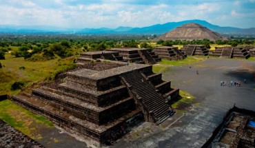 A view over the smaller pyramids on the eastern side of Plaza de la Luna from Piramide de la Luna towards Piramide del Sol at Teotihuacan. Image credit: Daniel Case / CC BY-SA 3.0.