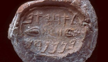 A bulla of ‘Achiav ben Menachem.’ Image credit: Clara Amit, Israel Antiquities Authority.