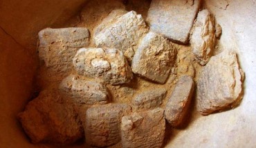 3,250-year-old cuneiform tablets were found inside a clay vessel at the archaeological site of Bassetki in the Kurdistan region of northern Iraq. Image credit: Peter Pfälzner, University of Tübingen.