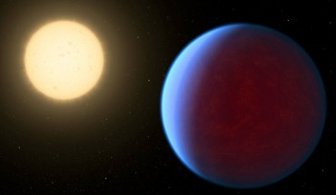This artist’s impression shows the super-Earth 55 Cancri e orbiting the Sun-like star 55 Cancri A. Image credit: NASA / JPL-Caltech.