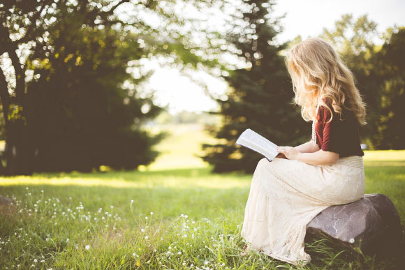According to the study, you are more likely to remember something if you read it out loud. Image credit: Pexels.