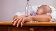 Young adults could be at risk of heavy drinking with shortened night of sleep. Image credit: Michal Jarmoluk.