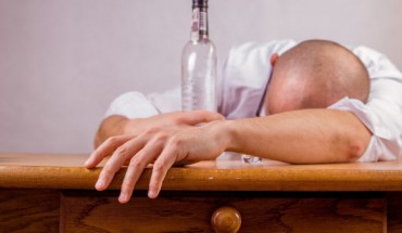 Young adults could be at risk of heavy drinking with shortened night of sleep. Image credit: Michal Jarmoluk.