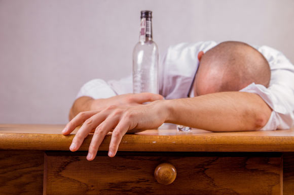 Young adults could be at risk of heavy drinking with shortened night of sleep. Image credit: Michal Jarmoluk.