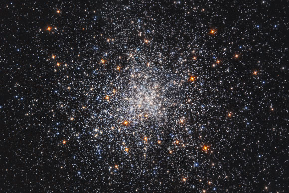 The stars in the globular star cluster Messier 79 look a lot like a blizzard in a snow globe in this Hubble image. Image credit: NASA / ESA / S. Djorgovski, Caltech / F. Ferraro, University of Bologna.