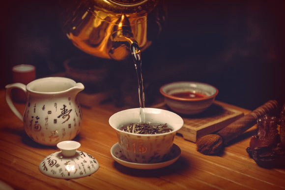 According to Wu et al, hot tea drinking reduces the risk of developing glaucoma by about 74%. Image credit: Pexels.