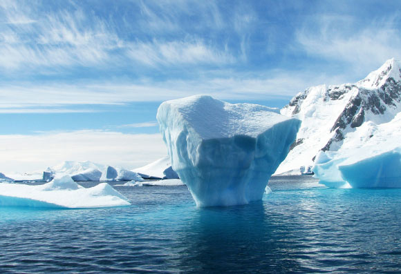 Research conducted in laboratories has previously shown that bacteria can stay alive at extremely cold temperatures, but the new study by Redeker et al is the first time that bacteria have been observed altering the polar snow environment in situ. Image credit: Robyn M.