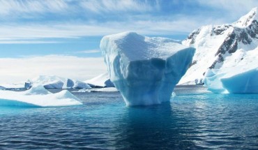 Research conducted in laboratories has previously shown that bacteria can stay alive at extremely cold temperatures, but the new study by Redeker et al is the first time that bacteria have been observed altering the polar snow environment in situ. Image credit: Robyn M.