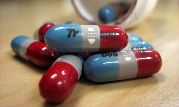 Tylenol is one of the most recognizable brand names for acetaminophen (paracetamol). Image credit: Katy Warner / CC BY-SA 2.0.