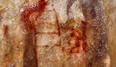 La Pasiega Cave, section C, cave wall with paintings: the ladder shape composed of red horizontal and vertical lines (center left) dates to older than 64,000 years and was made by Neanderthals. Image credit: P. Saura.