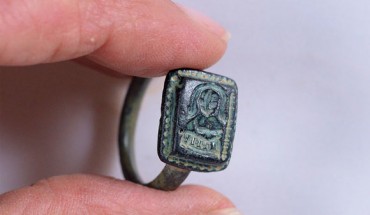 The 700-year-old bronze ring depicts St. Nicholas. Image credit: Clara Amit, Israel Antiquities Authority.