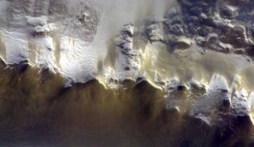 TGO’s CaSSIS camera captured this view of the rim of Korolev crater on April 15, 2018. The image is a composite of three images in different colors that were taken almost simultaneously. Image credit: ESA / Roscosmos / CaSSIS.
