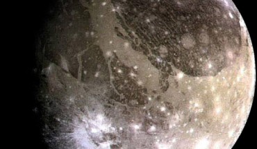 Ganymede, larger than even Mercury and Pluto, has an icy surface speckled with bright young craters overlying a mixture of older, darker, more cratered terrain laced with grooves and ridges; the large circular feature on the upper right, called Galileo Regio, is an ancient region of unknown origin; Ganymede is thought to have an ocean layer that contains more water than Earth and might contain life; like Earth’s Moon, Ganymede keeps the same face towards its central planet, in this case Jupiter; this image was taken about 20 years ago by NASA’s Galileo probe, which ended its mission by diving into Jupiter’s atmosphere in 2003; currently, NASA’s Juno spacecraft orbits Jupiter and is studying the giant planet’s internal structure, among many other attributes. Image credit: NASA / JPL / Galileo probe.