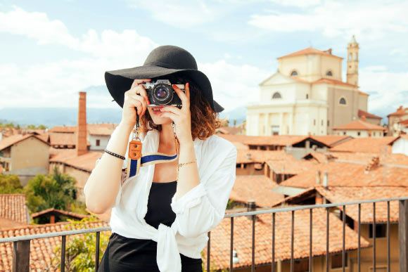 Photo-a-day practice has complex benefits for improving wellbeing. Image credit: SplitShire.