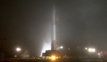 The United Launch Alliance Atlas V rocket lifts off with NASA’s InSight spacecraft, seen through a thick fog blanketing Vandenberg Air Force Base in California. Image credit: NASA.