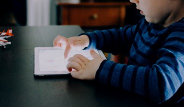 Using light-emitting tablet computers in the late evening can postpone our decision to go to sleep, and make us more sleepy the next morning. Image credit: Stock Snap.